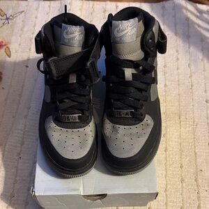 Nike Air Force 1 (GS) High-Top Sneakers – Black / Gray – Size 4Y